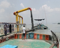 বানিয়াচংয়ে ড্রেজার মেশিন দিয়ে বালু উত্তোলন, লাখ টাকা জরিমানা